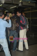 Shahrukh Khan leave for South Africa concert in Mumbai Airport on 8th Jan 2011 (21).JPG